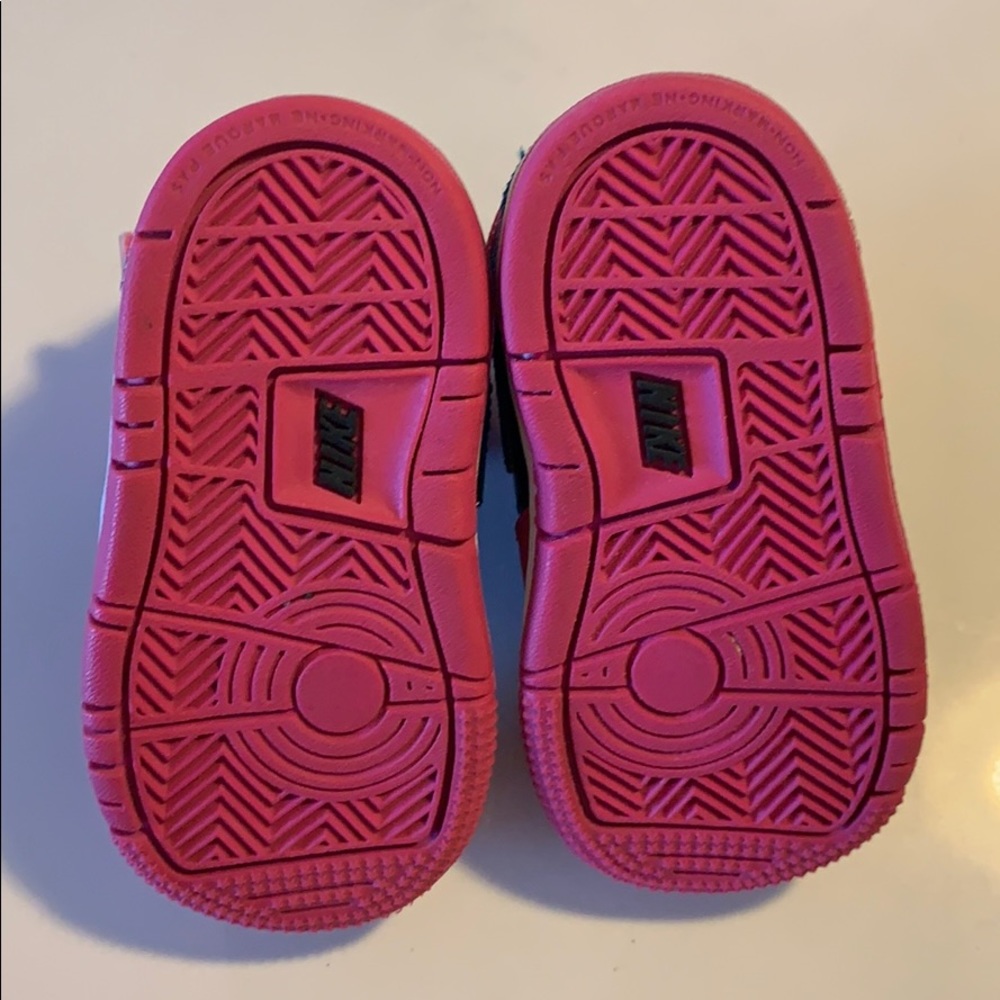 Nike Sneakers Little Kid US Size 4 - Picture 3 of 4